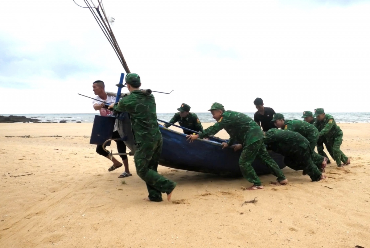 nguoi dan quang binh gia co nha cua, cau thuyen len bo tranh mua bao hinh anh 5