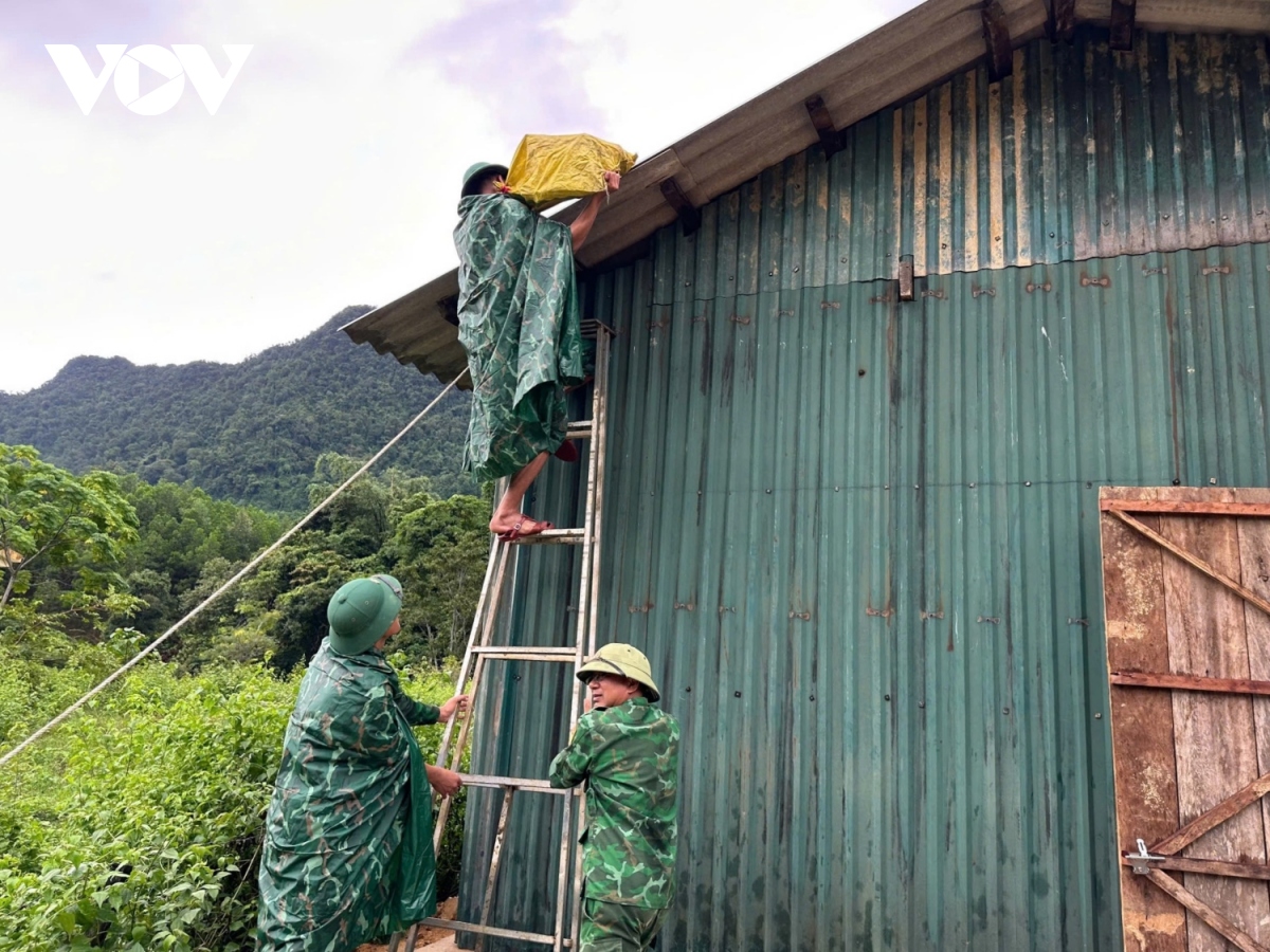 quang binh mua lon, ngam tran bi chia cat, keu goi nguoi dan khong di rung hinh anh 2