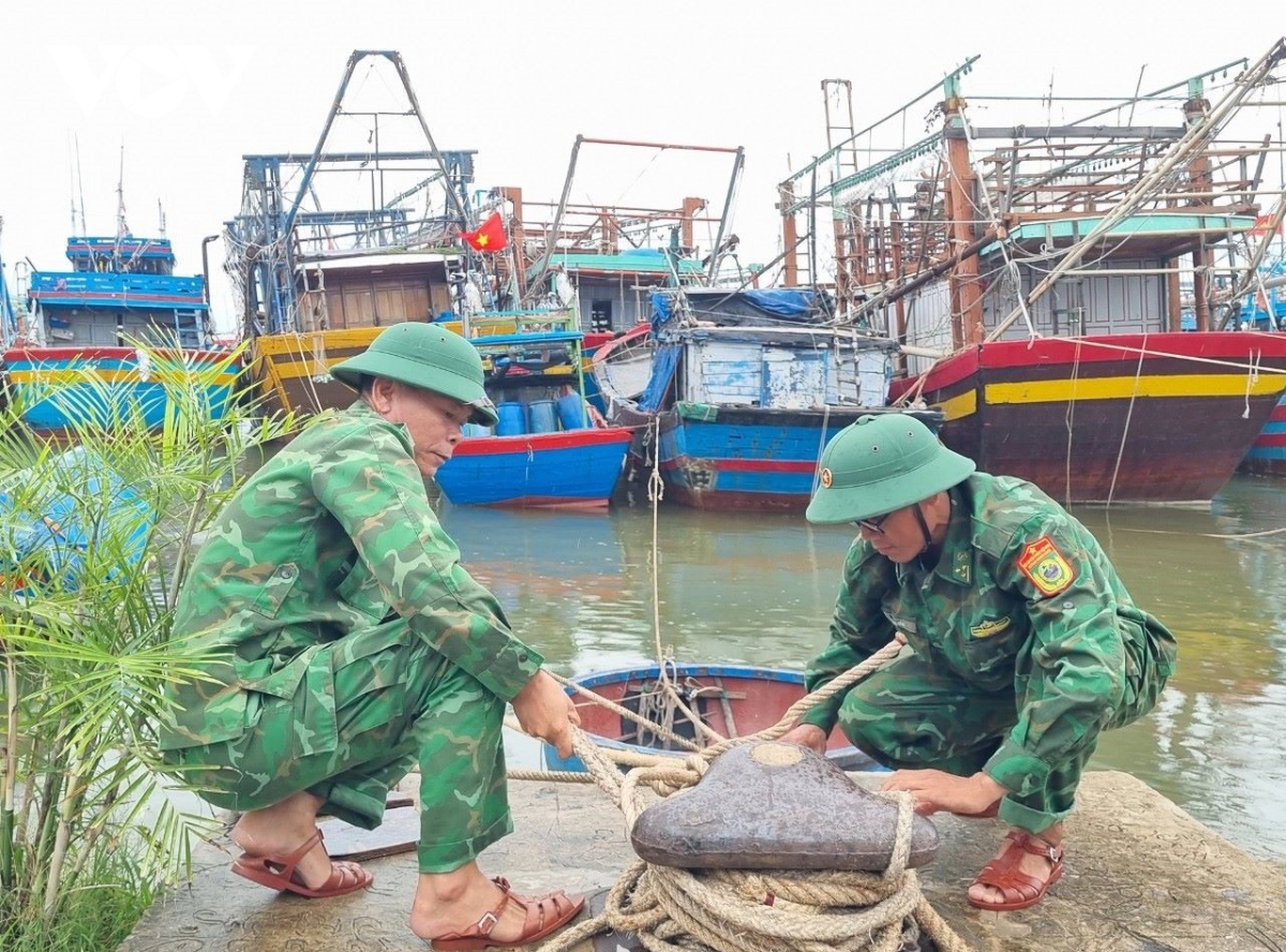 loc xoay toc mai nha, mua gay ngap lut o nhieu tinh thanh mien trung hinh anh 1