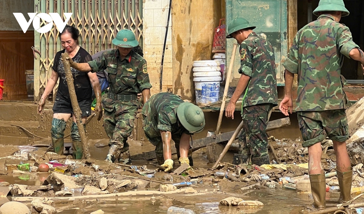 quan doi giup dan vung lu yen bai khoi phuc doi song hinh anh 2