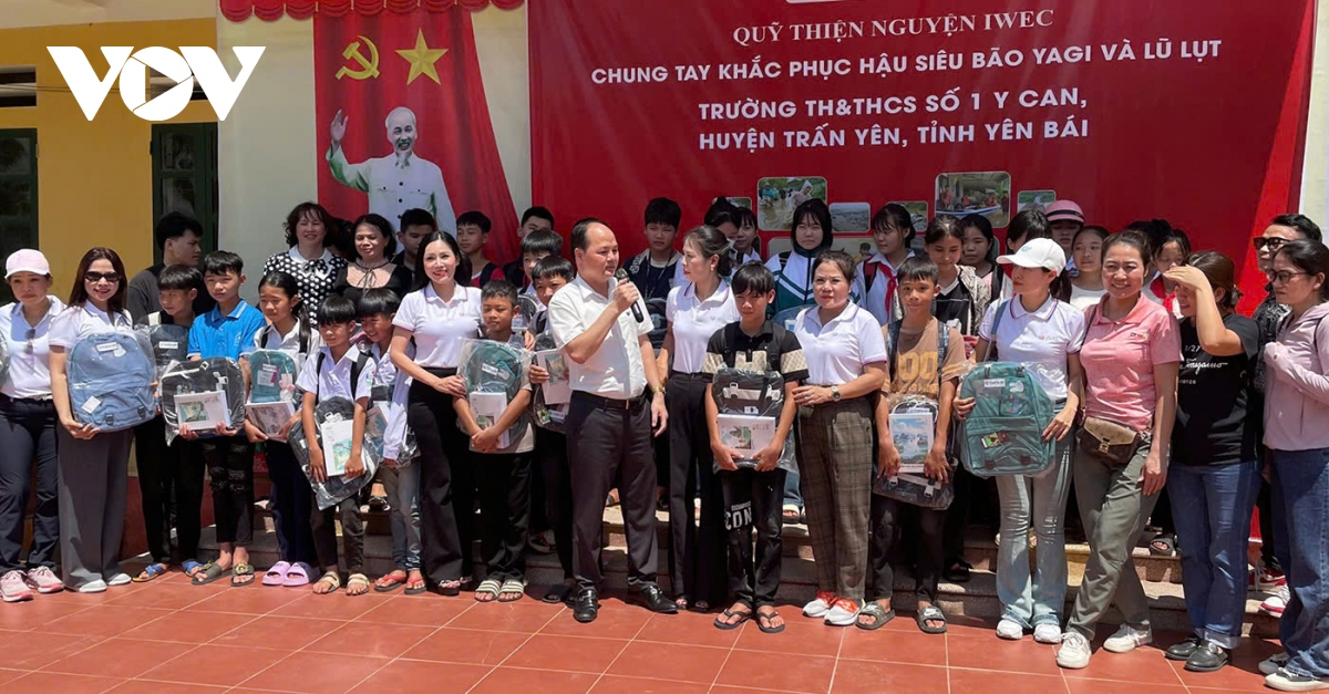 trao qua ho tro phu nu va hoc sinh kho khan o vung lu yen bai, tuyen quang hinh anh 1