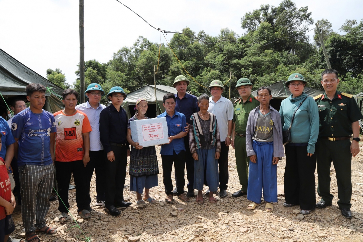 ngay dem dung lan trai, di chuyen dan khoi vung nguy co sat lo o son la hinh anh 16