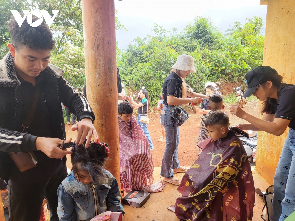 mang trung thu den som voi tre em vung sau Dak lak hinh anh 2