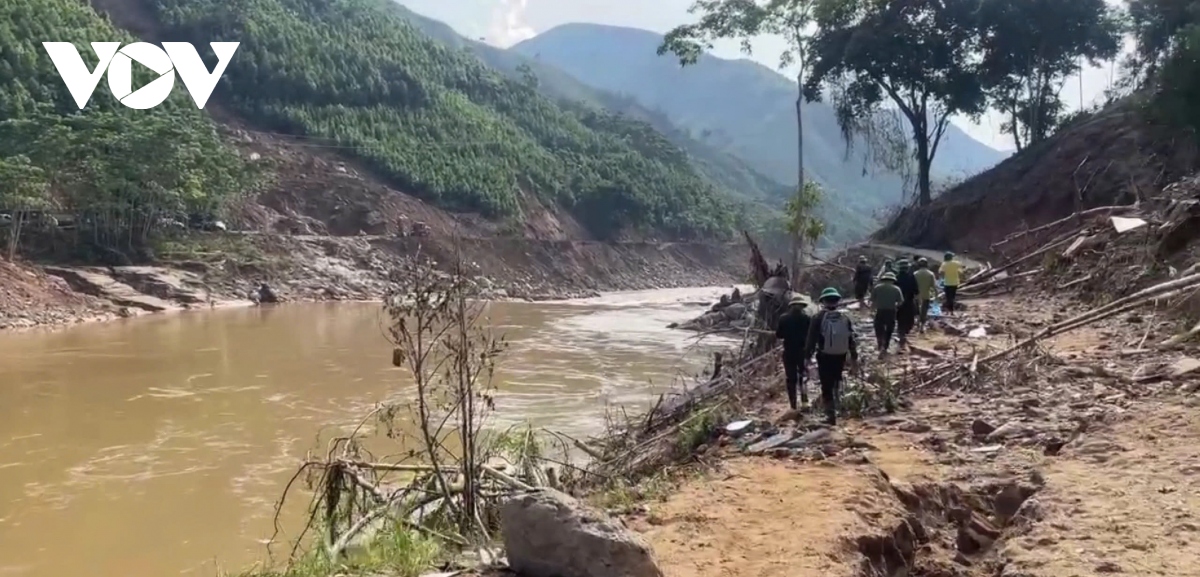 lao cai di doi 115 nguoi dan thon kho vang lanh tren dinh nui xuong noi an toan hinh anh 2