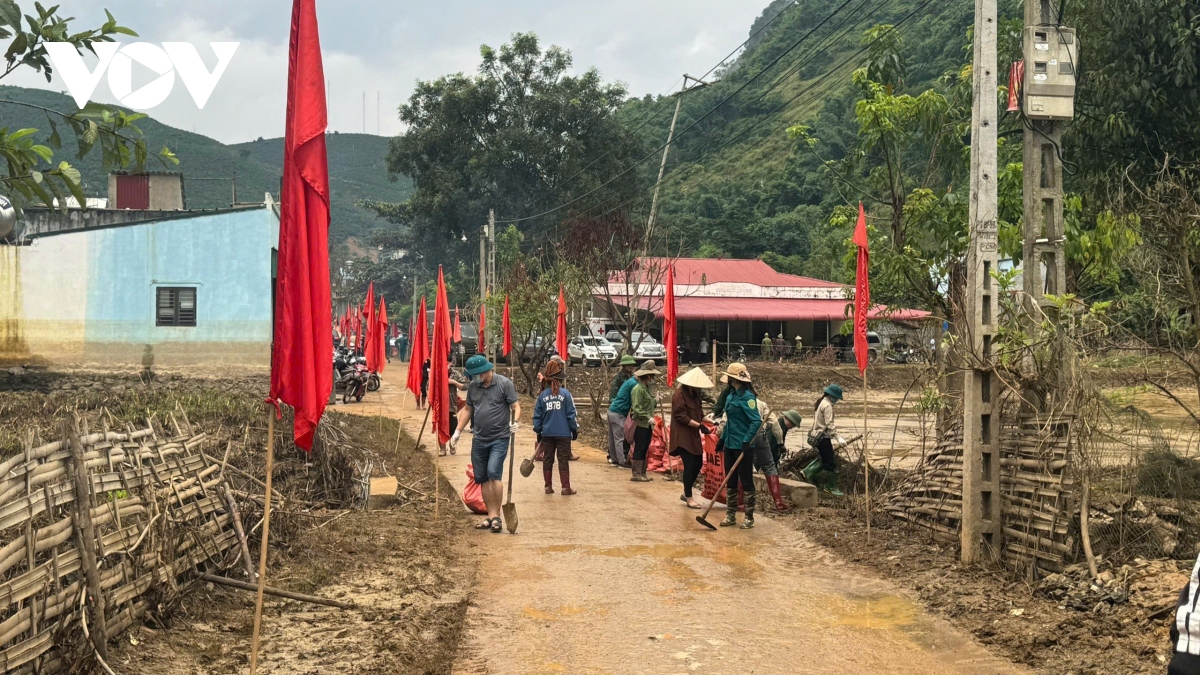 nuoc rut, hon 500 nguoi ho tro ban phieng nghe son la ve sinh moi truong hinh anh 7