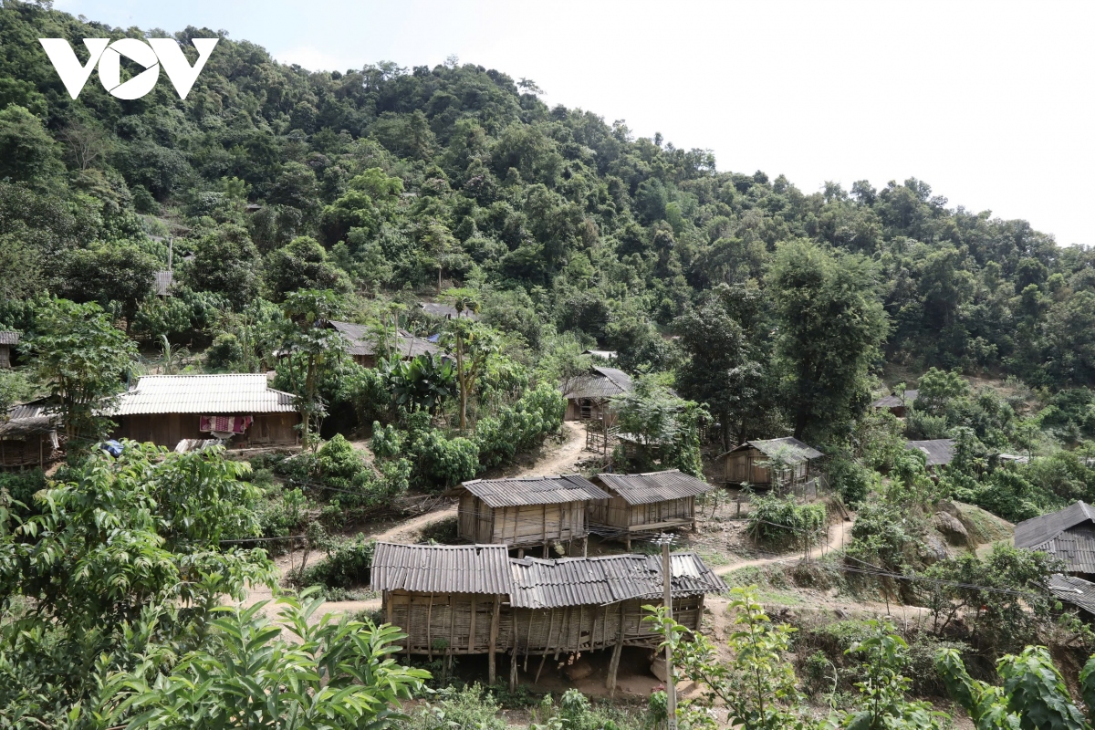 ngay dem dung lan trai, di chuyen dan khoi vung nguy co sat lo o son la hinh anh 1