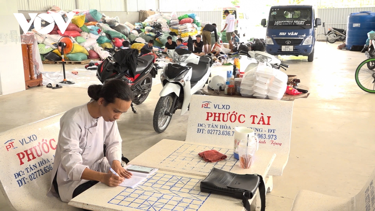 tam long nguoi dan dat sen hong huong ve vung bao lu hinh anh 2