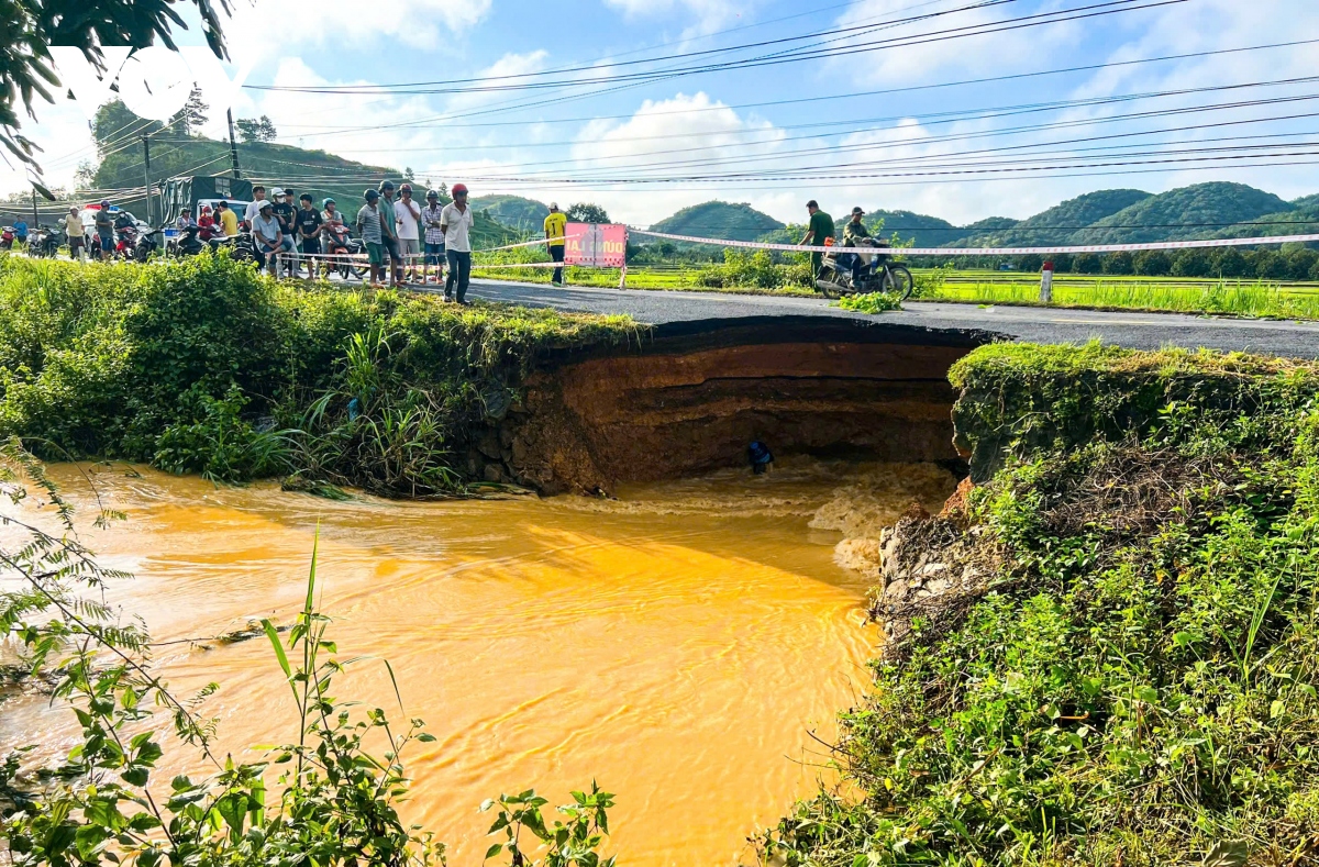 cam phuong tien qua lai de khac phuc sat lo duong noi lam Dong voi binh phuoc hinh anh 1