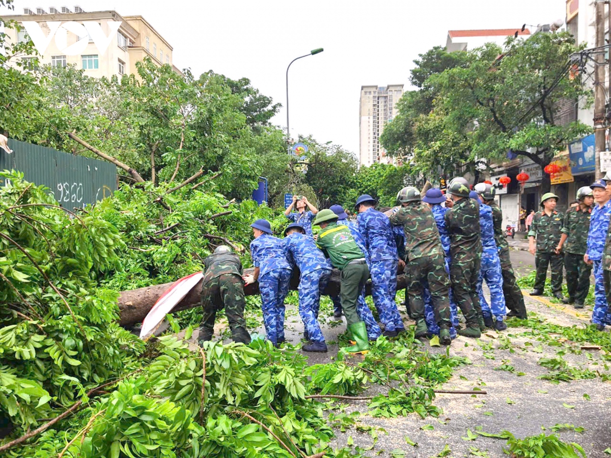 canh sat bien giup nguoi dan ha noi khac phuc hau qua sau bao yagi hinh anh 1