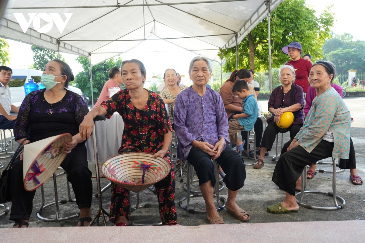 canh sat bien viet nam kham benh, cap thuoc mien phi cho 200 nguoi dan ninh binh hinh anh 4