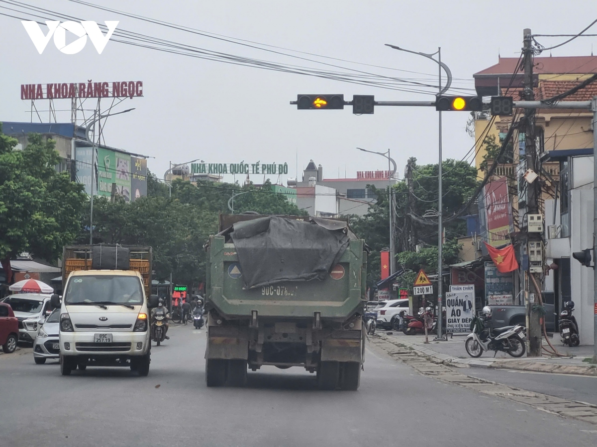 hang doan xe cho dat tan pha nhieu tuyen duong o pho yen, thai nguyen hinh anh 13