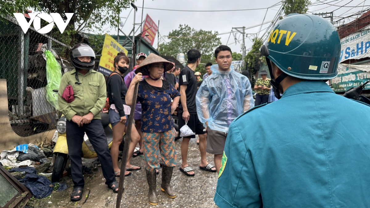 can canh lo nuoc lu song hong len cao, nguoi dan song ngoai de o ha noi tat bat chay lu som hinh anh 11