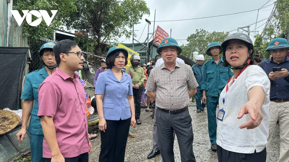 can canh lo nuoc lu song hong len cao, nguoi dan song ngoai de o ha noi tat bat chay lu som hinh anh 14