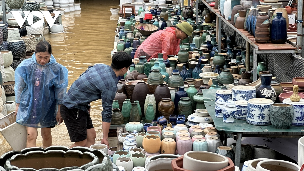 can canh lo nuoc lu song hong len cao, nguoi dan song ngoai de o ha noi tat bat chay lu som hinh anh 19