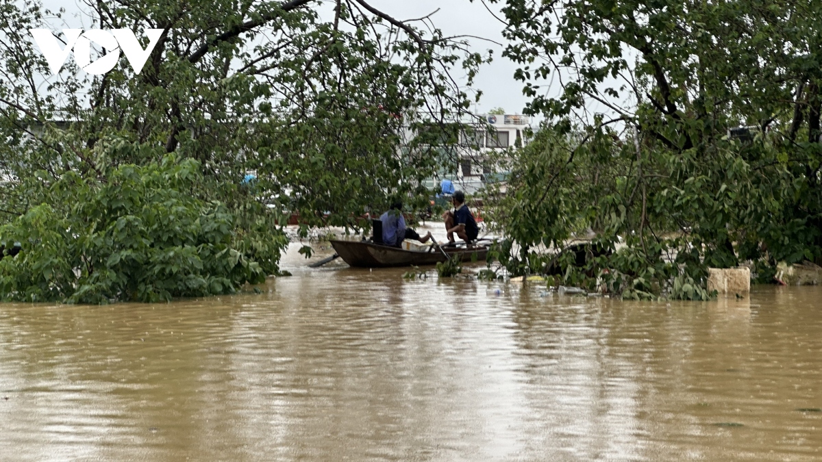 can canh lo nuoc lu song hong len cao, nguoi dan song ngoai de o ha noi tat bat chay lu som hinh anh 2