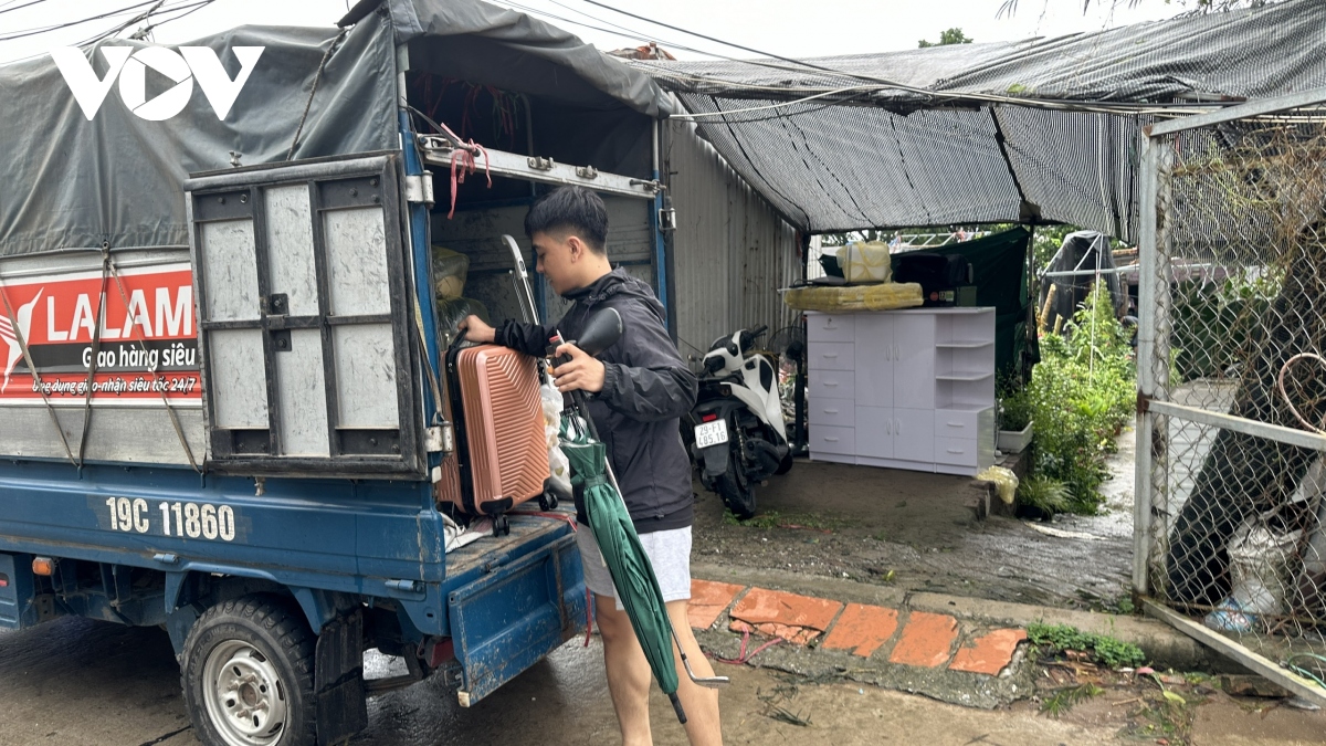 can canh lo nuoc lu song hong len cao, nguoi dan song ngoai de o ha noi tat bat chay lu som hinh anh 20