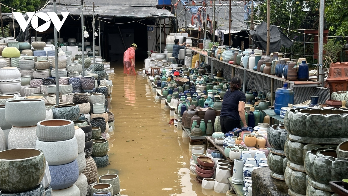 can canh lo nuoc lu song hong len cao, nguoi dan song ngoai de o ha noi tat bat chay lu som hinh anh 17