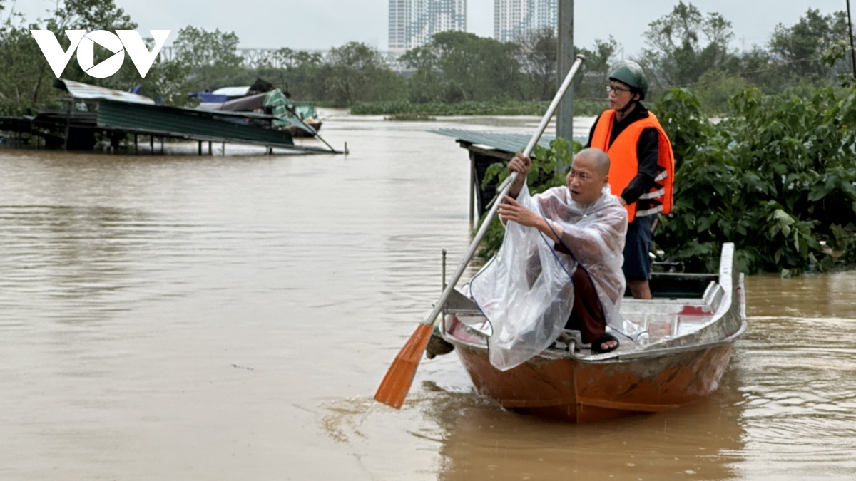 can canh lo nuoc lu song hong len cao, nguoi dan song ngoai de o ha noi tat bat chay lu som hinh anh 7