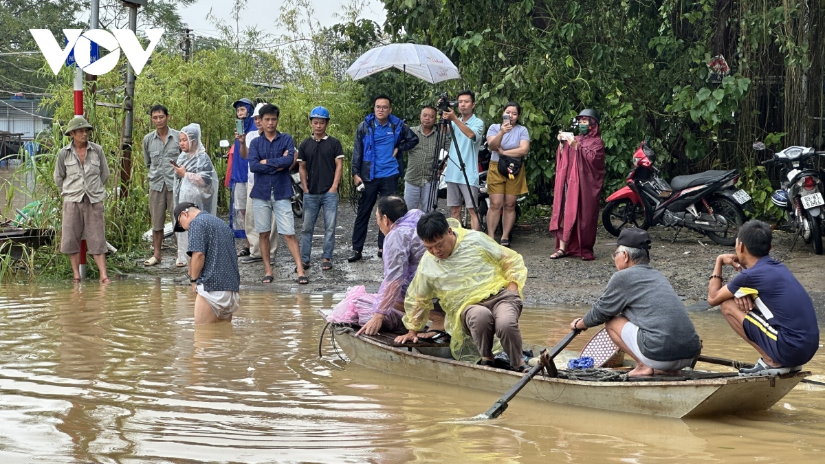 can canh lo nuoc lu song hong len cao, nguoi dan song ngoai de o ha noi tat bat chay lu som hinh anh 6