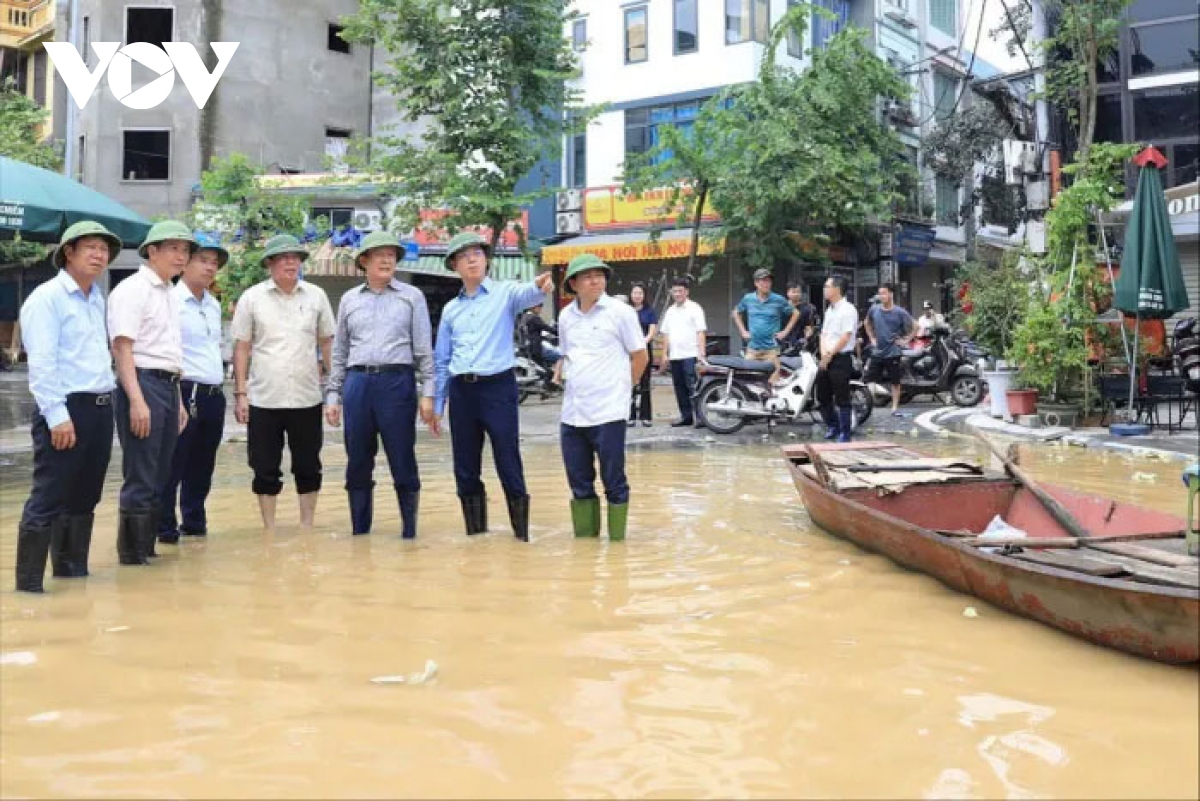 Chủ tịch HĐND TP thị sát công tác chống lũ tại phường Chương Dương và Phúc Tân