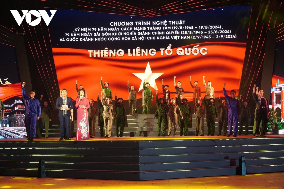 thieng lieng to quoc khuc trang ca day tu hao cua dan toc hinh anh 2