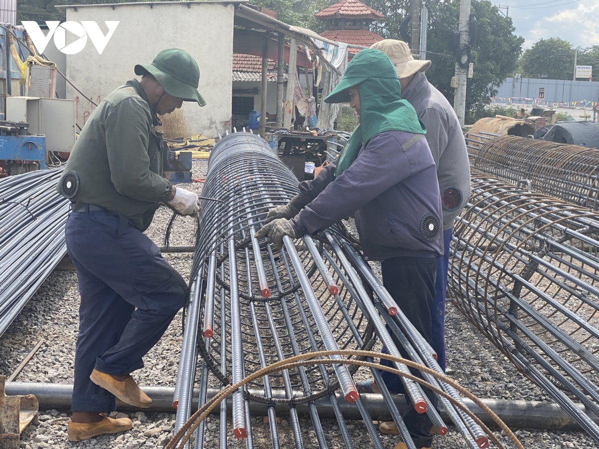 Công nhân làm xuyên Lễ Quốc khánh trên dự án cao tốc Vạn Ninh