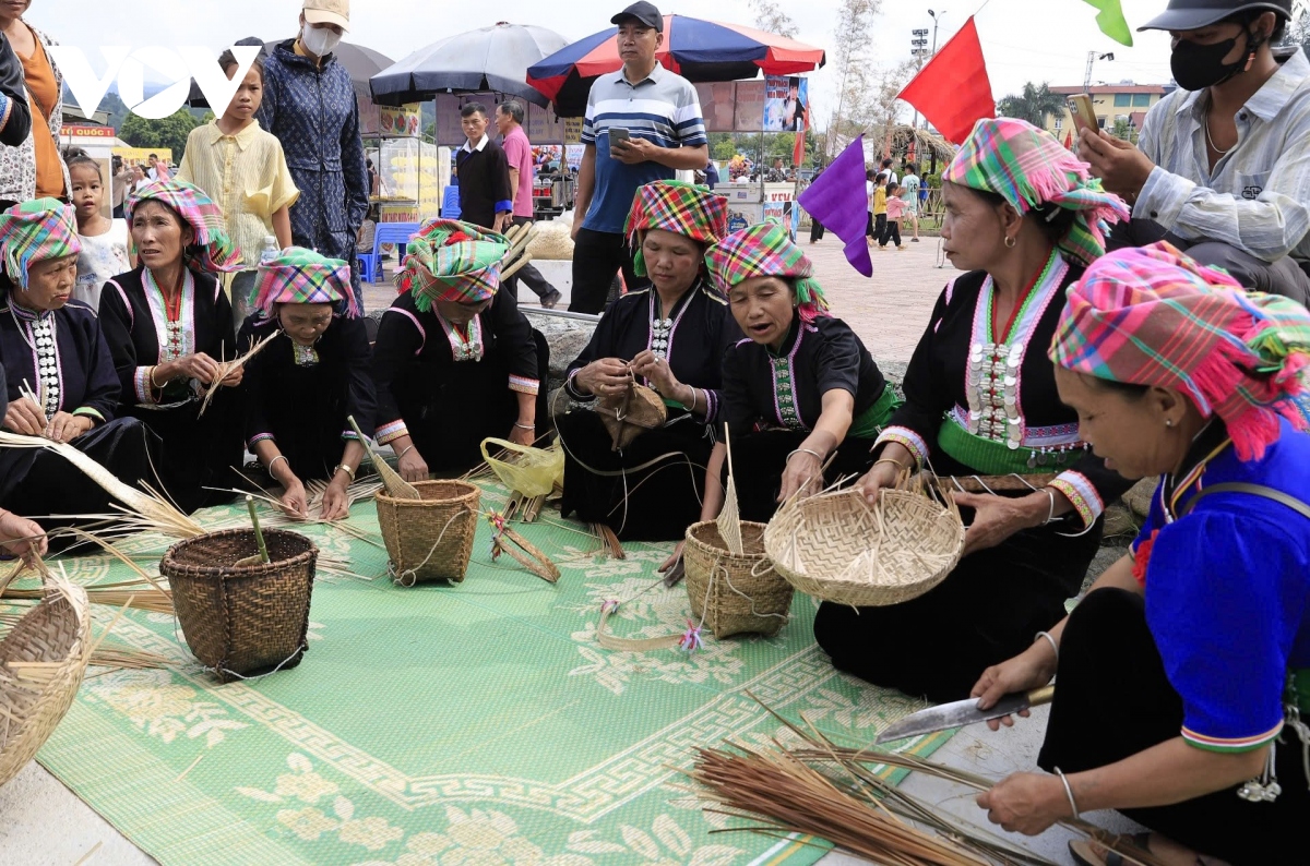 Dac sac le mung com moi cua nguoi kho mu lai chau hinh anh 9