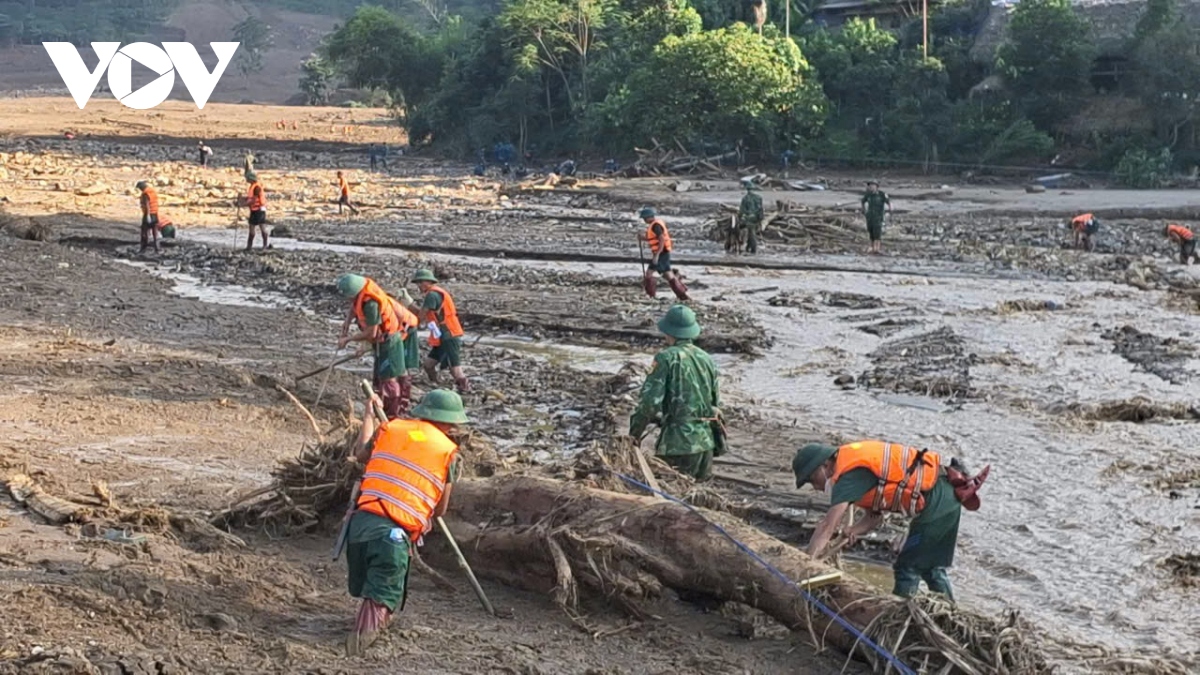 vuot gian kho, chay dua voi thoi gian vi nhan dan vung lu lang nu hinh anh 4