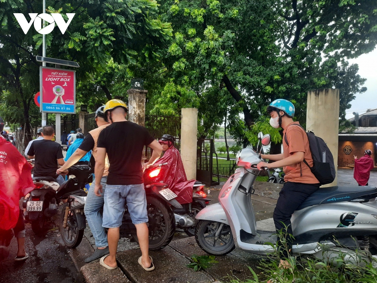 nguoi dan voi ve tranh bao, cac tuyen duong tai ha noi ket cung tu 15h chieu hinh anh 2