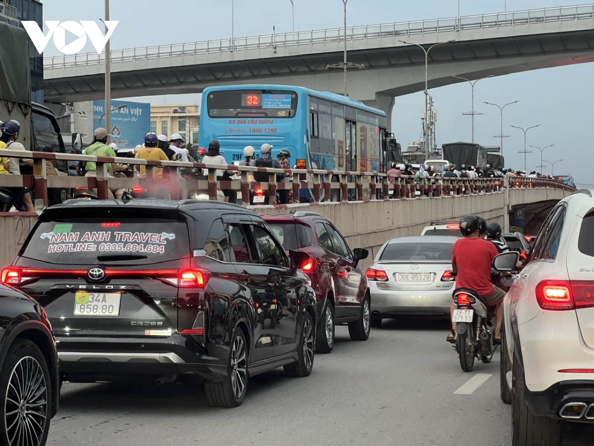 nguoi dan voi ve tranh bao, cac tuyen duong tai ha noi ket cung tu 15h chieu hinh anh 9