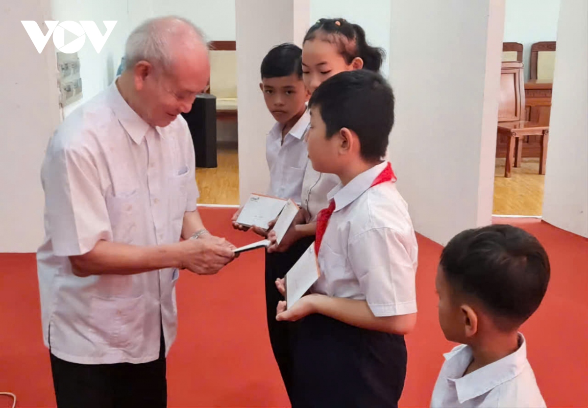 quy khuyen hoc cua tinh hau giang trao hoc bong cho hoc sinh, sinh vien ngheo hinh anh 2