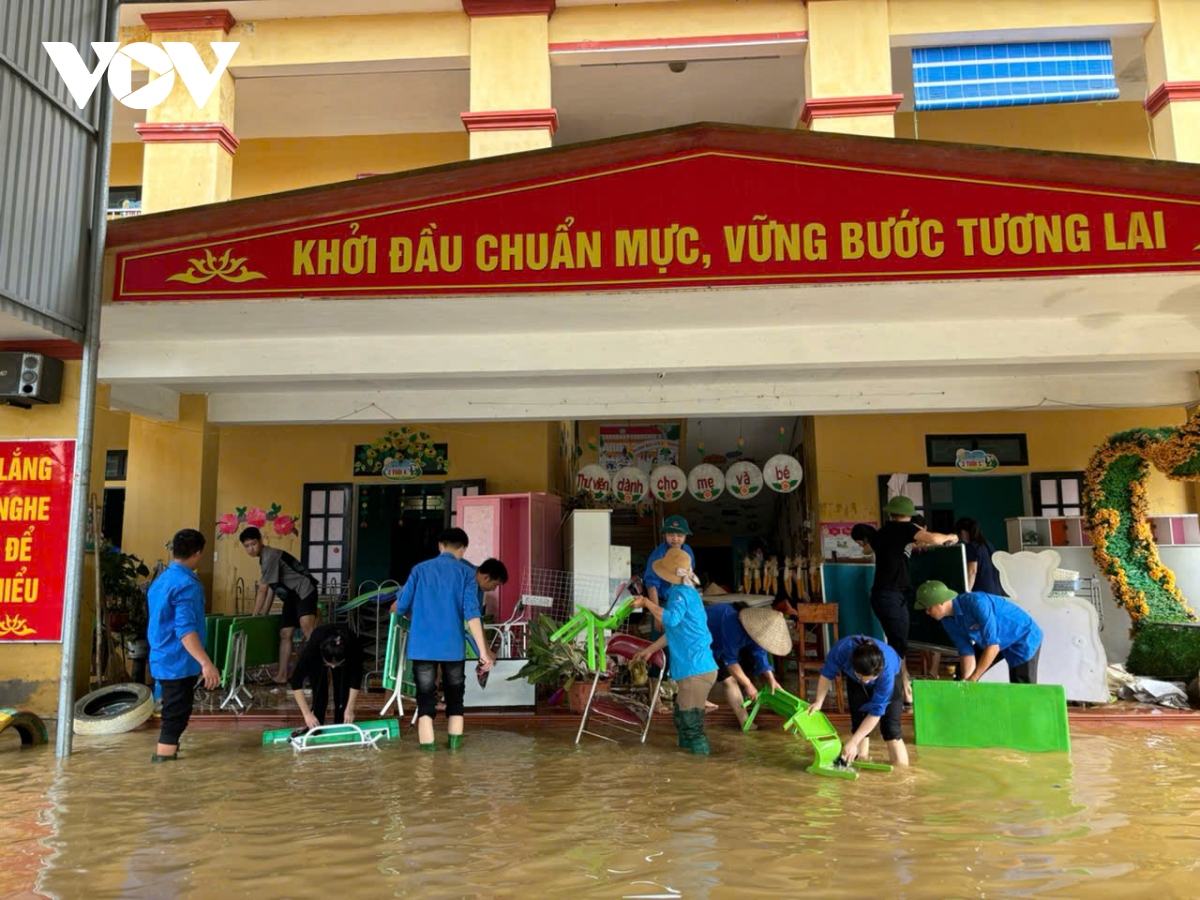 giao vien va phu huynh vung lu vet bun don truong de don hoc sinh hinh anh 5