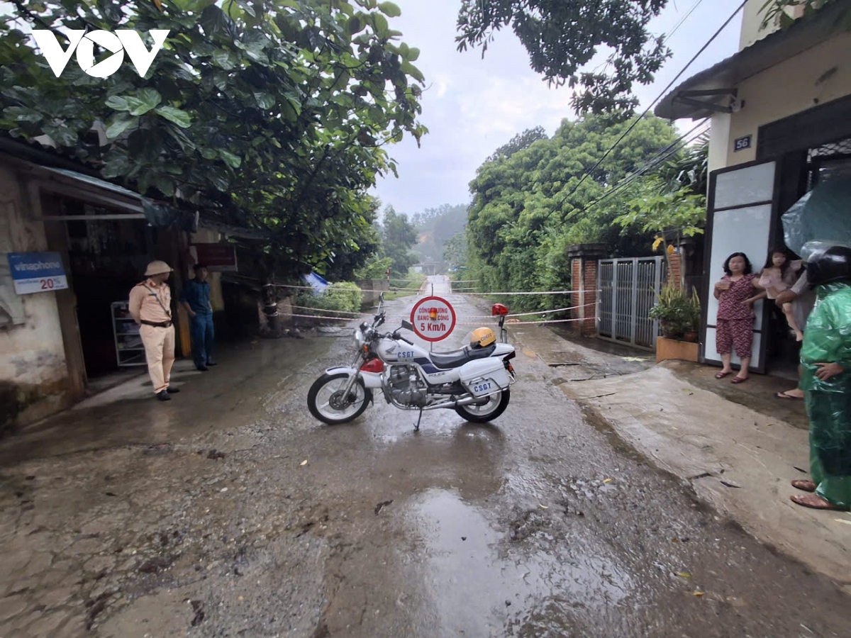 sap duong dan len cau ngoi mong o hoa binh hinh anh 1