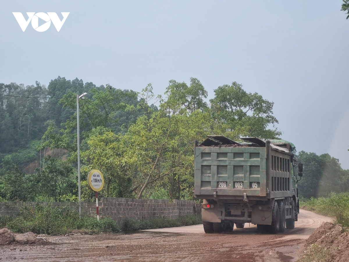 hang doan xe cho dat tan pha nhieu tuyen duong o pho yen, thai nguyen hinh anh 3