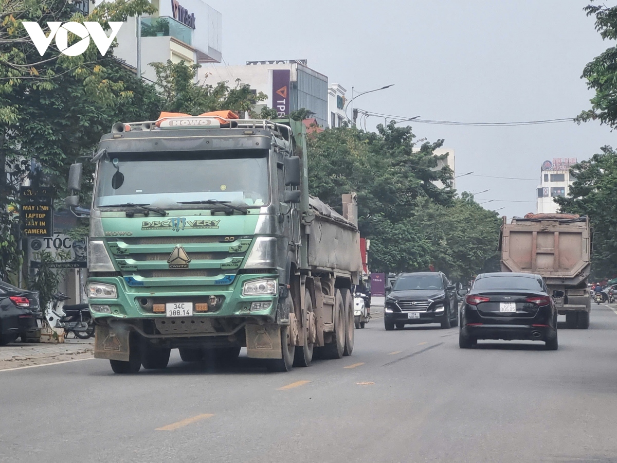 hang doan xe cho dat tan pha nhieu tuyen duong o pho yen, thai nguyen hinh anh 10