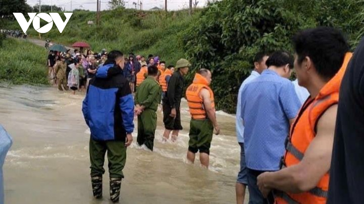 Thanh Hóa: 2 người bị lũ cuốn trôi khi tới trường học