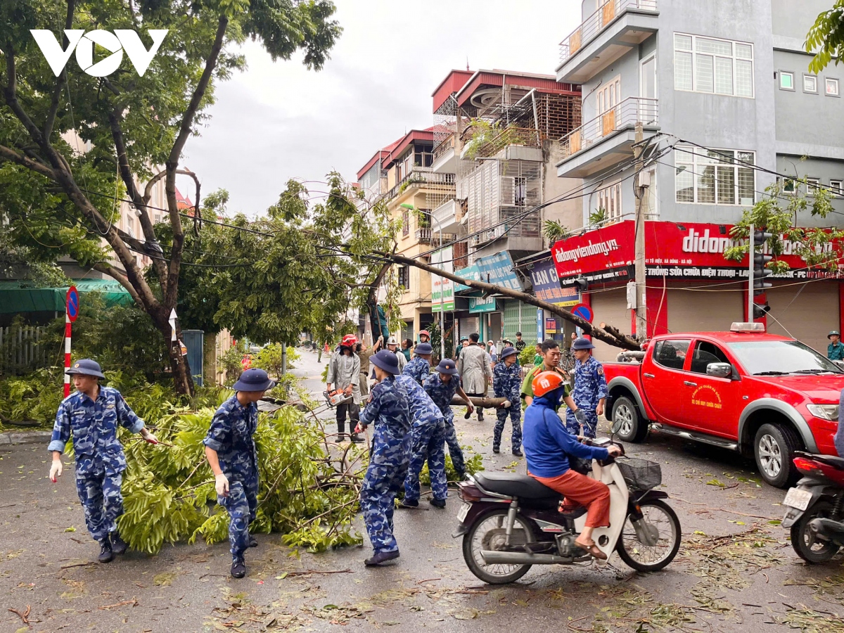 canh sat bien giup nguoi dan ha noi khac phuc hau qua sau bao yagi hinh anh 3