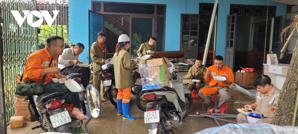 cap thiet khoi phuc luoi dien cho nguoi dan vung lu yen bai hinh anh 3