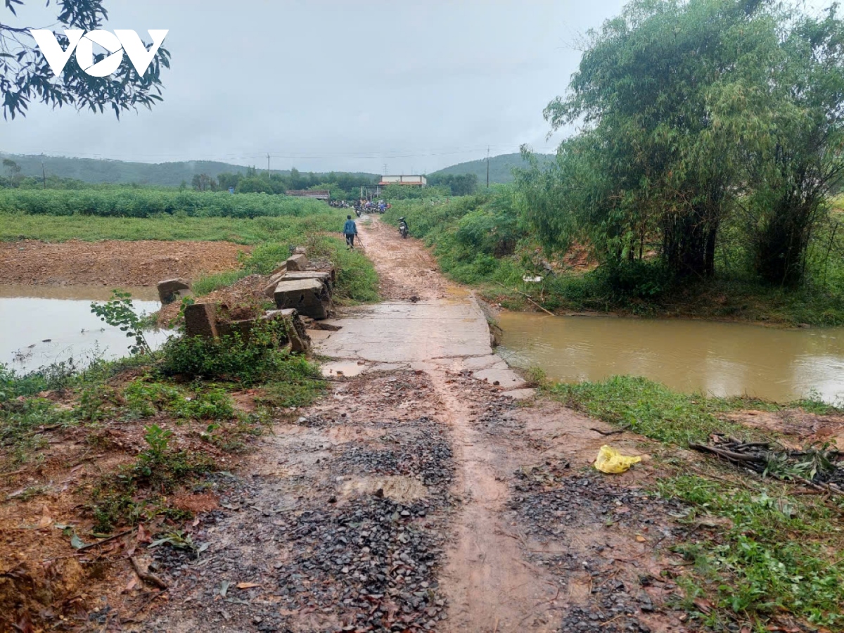 Quảng Bình: 1 em học sinh bị nước cuốn trôi khi đi qua ngầm tràn