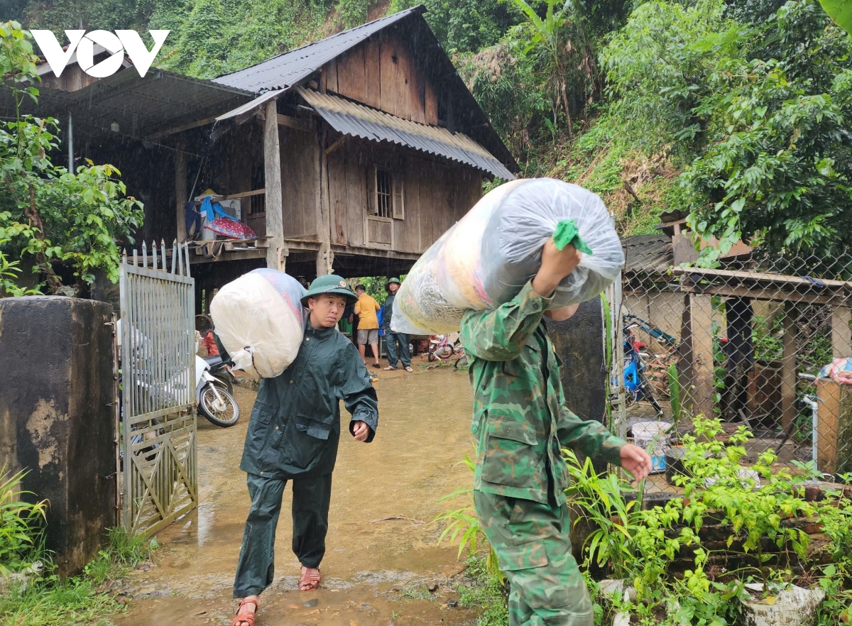 bo doi bien phong son la dam minh trong mua giup dan chong lu hinh anh 12