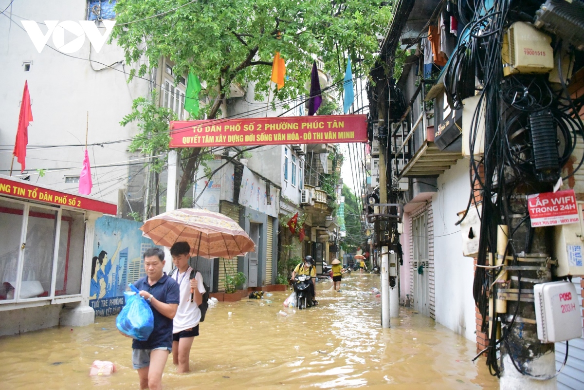 lu len nhanh, tre em ven song hong o ha noi vat va loi nuoc den truong hinh anh 1