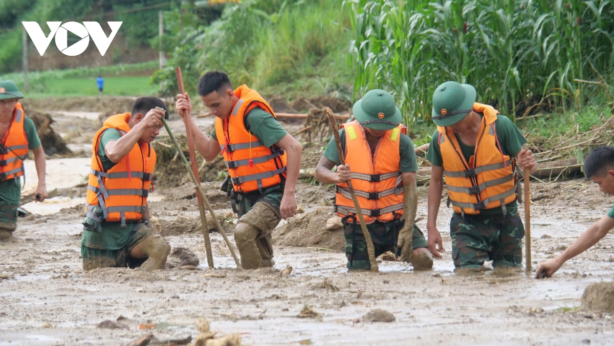 lao cai tiep tuc cang minh tim kiem hon 60 nguoi mat tich tai lang nu hinh anh 2