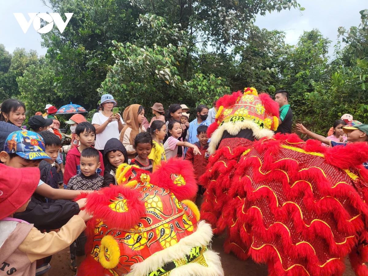 mang trung thu den som voi tre em vung sau Dak lak hinh anh 3