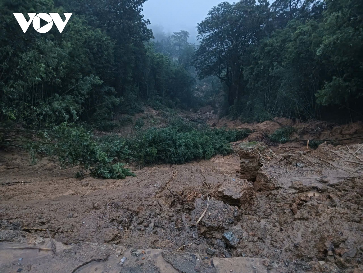 mua lu dien bien phuc tap, sat lo dat tai lao cai lam nhieu nguoi thuong vong hinh anh 3