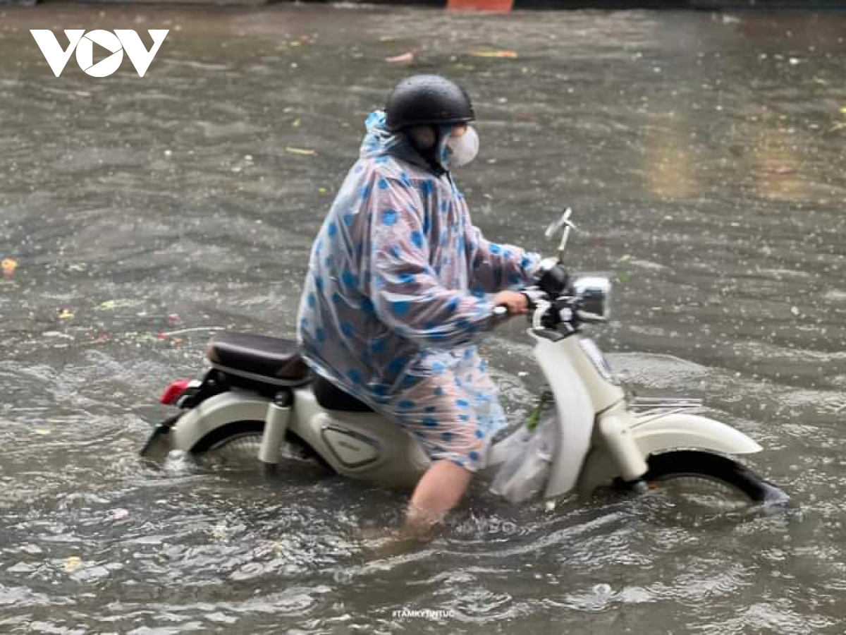 loc xoay toc mai nha, mua gay ngap lut o nhieu tinh thanh mien trung hinh anh 3