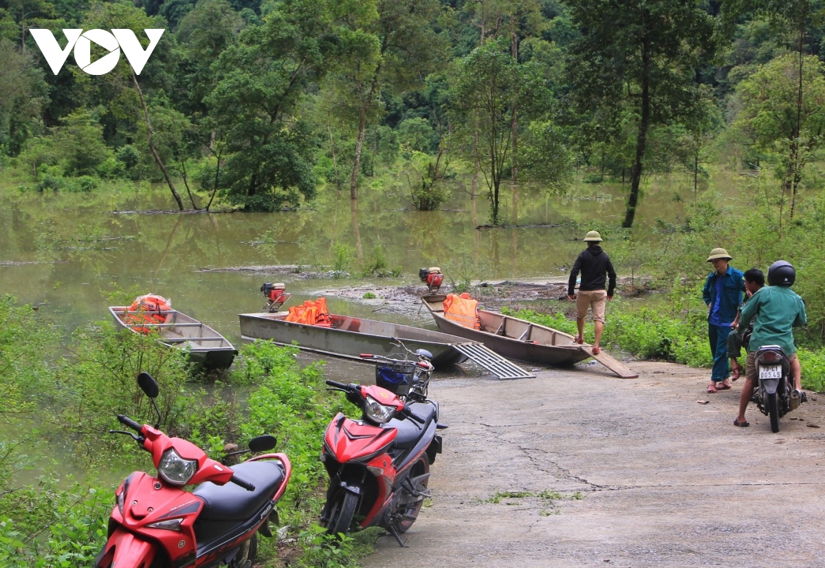 quang binh Duong vao 3 ban nguoi ruc bi chia cat, thay co di thuyen vao day hoc hinh anh 1