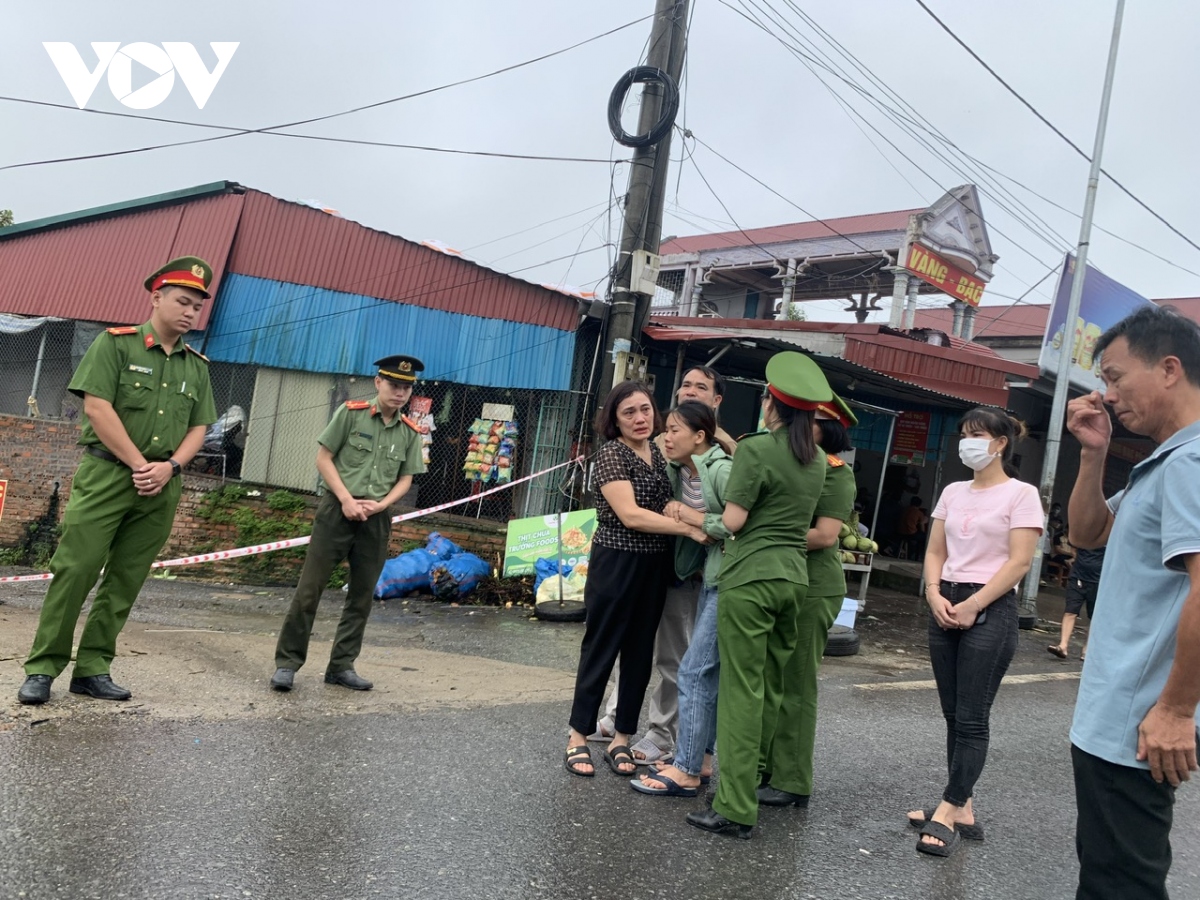 Vụ sập cầu Phong Châu: Cả đêm ngóng tin người thân mất tích