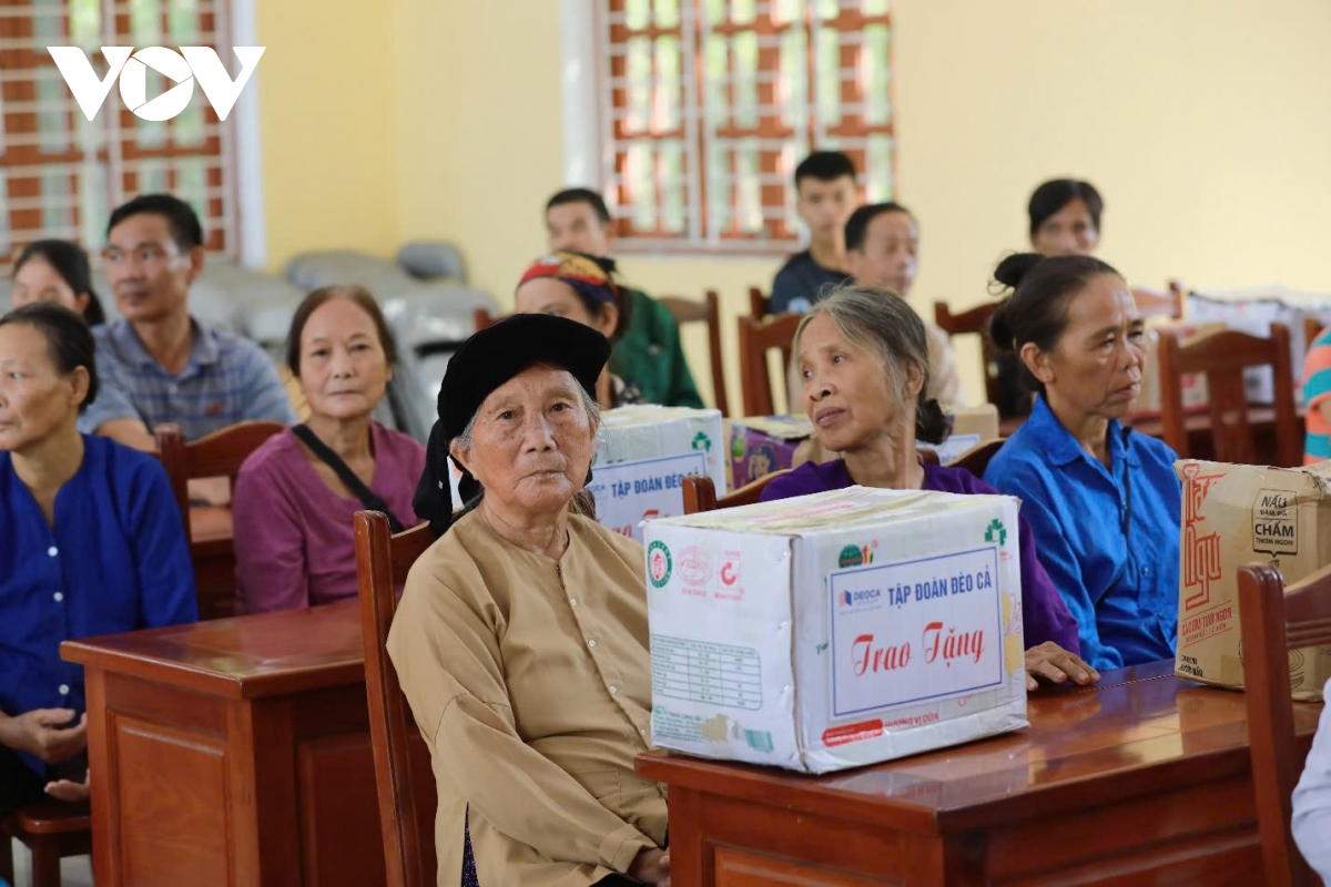 Ấm áp tinh thần dân tộc, nghĩa đồng bào trong bão lũ