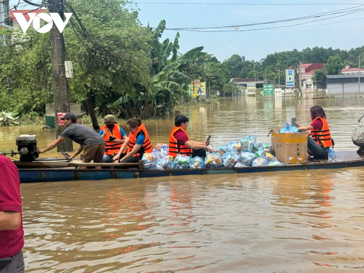 bao Dien tu vov cung cac nha hao tam ve voi ba con vung lu ha hoa hinh anh 19