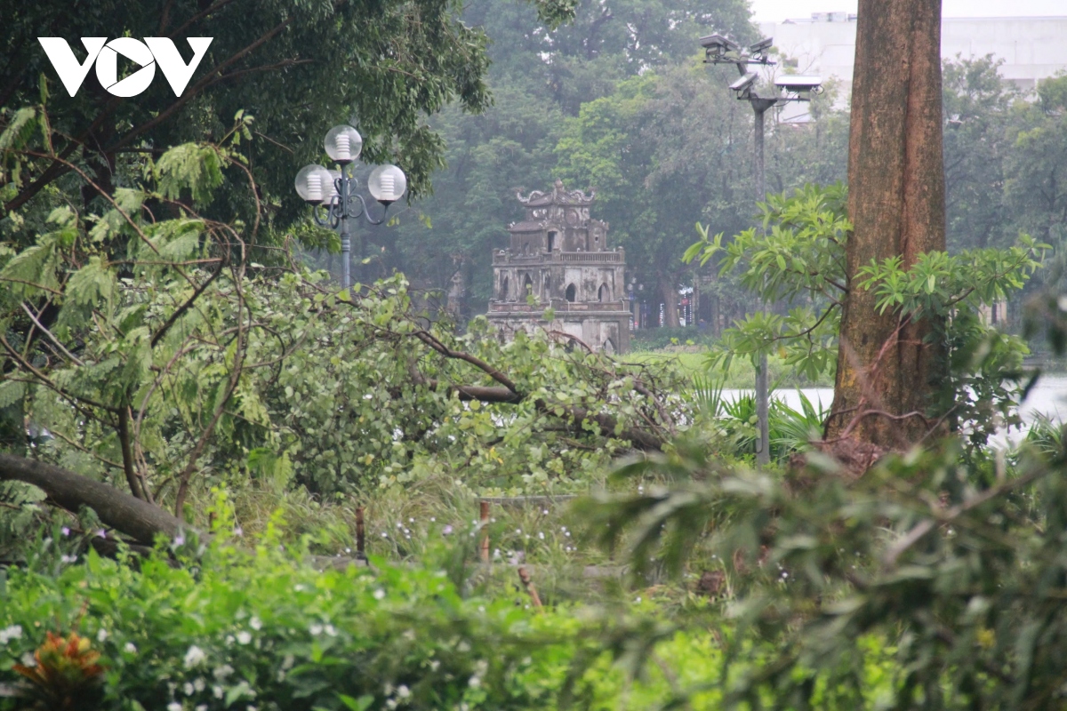 khung canh ha noi ngon ngang sau bao so 3 hinh anh 12